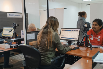 Desde muy temprano asistieron los ciudadanos al Registro Civil para obtener su cédula de identidad.