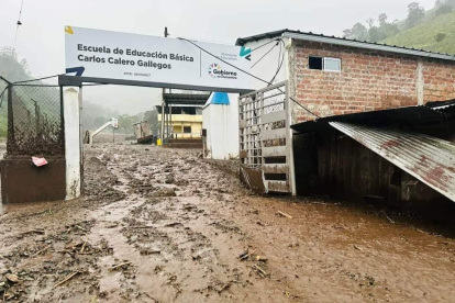Familias desaparecidas, viviendas afectadas y carretera principal totalmente cerrada: un aluvión en el cantón Alausí, Chimborazo.