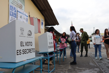 Electores asisten a ejercer su derecho al voto en Pusuquí y Pomasqui