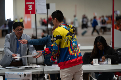 Ecuatorianos en España se pronuncian respecto al Referéndum y Consulta Popular 2024 en el IFEMA en Madrid, este domingo.