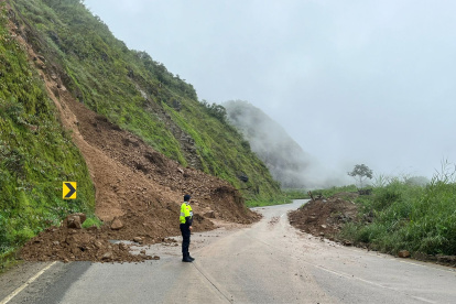 La vía está cerrada por un deslizamiento de material.