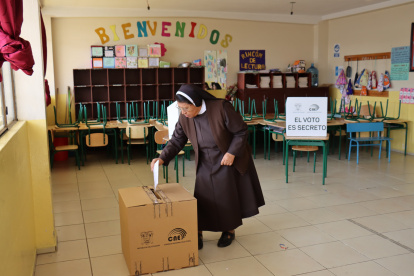 La hermana Carmen Pazmiño sufragó por primera vez en Ecuador.