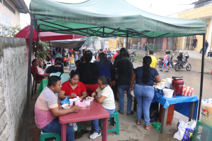 El comercio ha mejorado en los exteriores de los recintos electorales