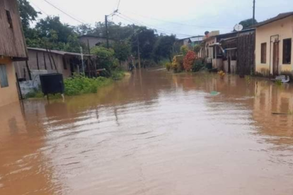 También varios cantones de la provincia verde se inundaron, luego de una fuerte lluvia.