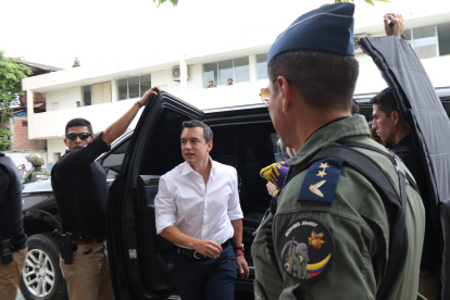 Momento en el que llegó el presidente Daniel Noboa a sufragar, en Olón.