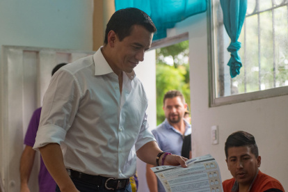 El presidente Daniel Noboa votó en Olón, provincia de Santa Elena.