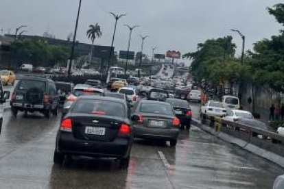 La entrada a los recintos de la avenida de las Américas se encontraba atascada en ambos sentidos de la vía.