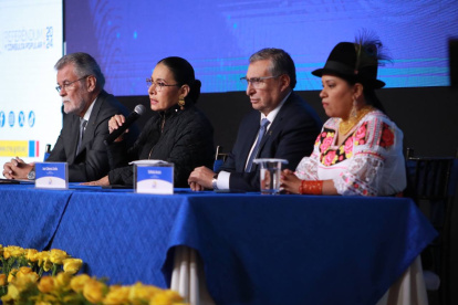 Consejeros del CNE desde el centro de mando y difusión de resultados.
