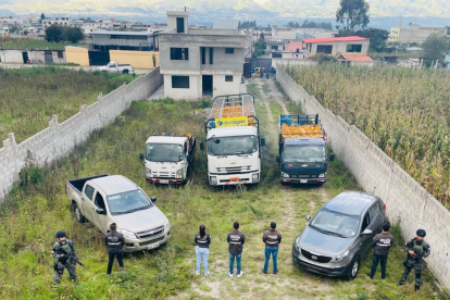 En el operativo realizado por la policía se encontraron los tres camiones en un terreno