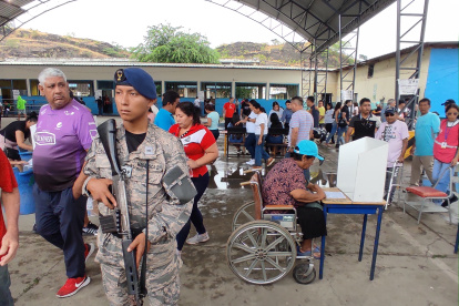 El colegio fiscal Durán vota con tranquilidad.