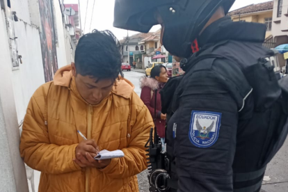 El ciudadano fue multado al ingreso del recinto electoral.