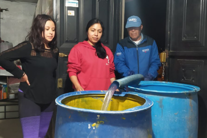 Las personas obtienen agua a través de tanqueros, debido a la suspensión del servicio en Quito.