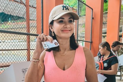 Sufragio. Marcela Aguiñaga votó una vez que cesó la lluvia en Guayaquil.