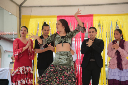 Los asisatentes disfrutar de un tablao flamenco a cargo de la Academia Mambra Flamenco y coreografía de Ayeh Pino, el cantaor Alexis ‘El Menderi’, de Gye Flamenca, y el saxofón de Robert Bosch.