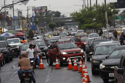 En la avenida 25 de Julio se registró congestión vehicular por el bloqueo de dos carriles en los exteriores de un recinto electoral.