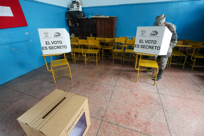 El referéndum, convocado por el presidente Daniel Noboa, consiste en once preguntas a responder por la ciudadanía.