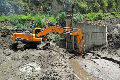 Personal del Epmaps realizó labores de limpieza en las captaciones de las quebradas Pimampiro y Pulida Alta para garantizar el drenaje del agua lluvia.