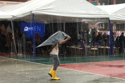 La mañana de este 21 de abril ha pasado lloviendo en Babahoyo. Pocos han sido los votantes que han ido a sufragar.