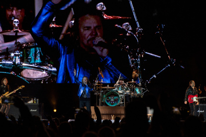 El vocalista de Maná, en el concierto en Quito, dijo que "no hay ningún problema entre los "cuates" de Ecuador y México".