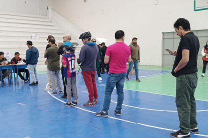 Ciudadanos haciendo fila para ejercer su derecho al voto en Cuenca.