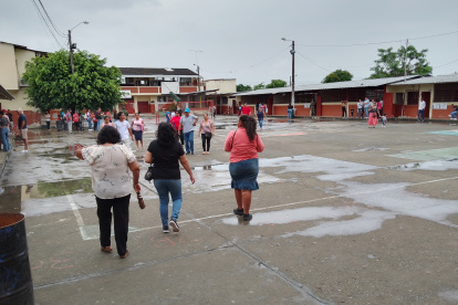 La ciudadanía comenzó a llegar a los centros de votación cuando la lluvia terminó.