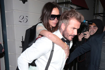 David y Victoria Beckham a la salida del club en el que ella celebró su cumpleaños número cincuenta.