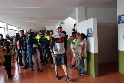 El alcalde Pabel Muñoz votó en la escuela Once de Febrero, en Nayón.