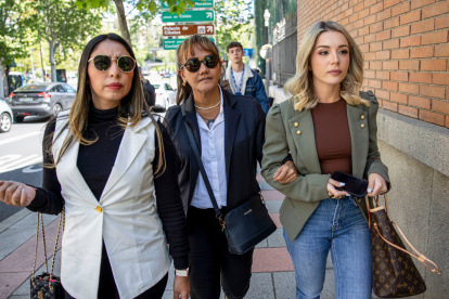Darling Arrieta llegando a la audiencia en compañía de su abogada, Beatriz Uriarte y una de sus asesoras.