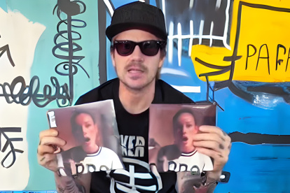 El cantante español Dani Martín junto a la portada de su nuevo tema "Ester Expósito"