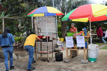 EL día de la consulta popular, la calle Jaime Roldós se llenó de vendedores de comida.