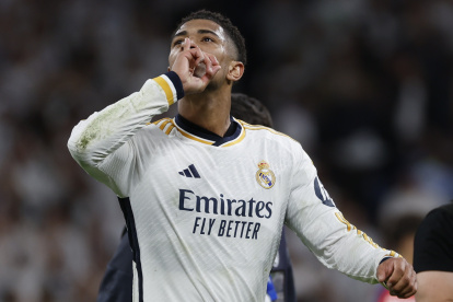 MADRID, 21/04/2024.- El centrocampista británico del Real Madrid Jude Bellingham celebra la victoria tras el partido de la jornada 32 de LaLiga EA Sports entre Real Madrid y FC Barcelona, este domingo en el estadio Santiago Bernabéu de Madrid. EFE/Daniel González