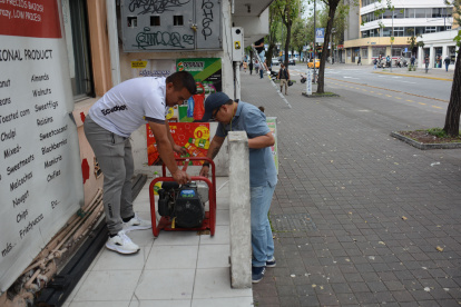 Los negocios han debido implementar plantas de energía para poder operar.