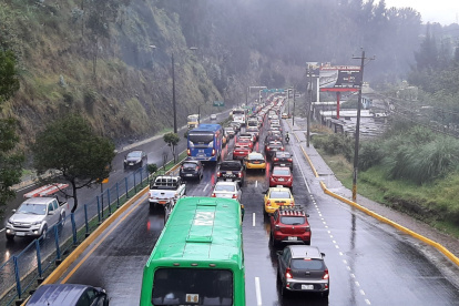 Por la autopista General Rumiñahui circulan a diario más de 100.000 vehículos. Los trancones se forman en horas pico de la mañana y noche.