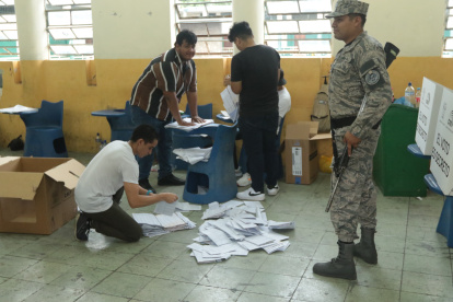 Inicia el conteo de votos de la consulta popular