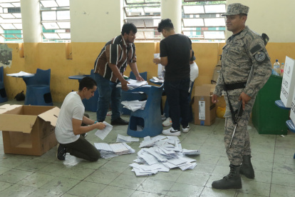 Inicia el conteo de las votaciones de la Consulta Popular.