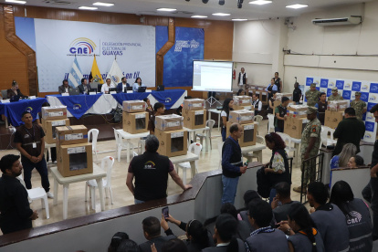 Los funcionarios de la entidad electoral realizan el escrutinio