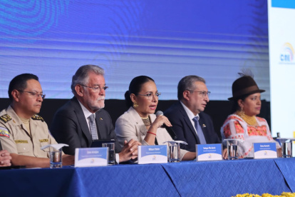 Diana Atamaint, presidenta del CNE, ofreció una rueda de prensa al cierre de las urnas