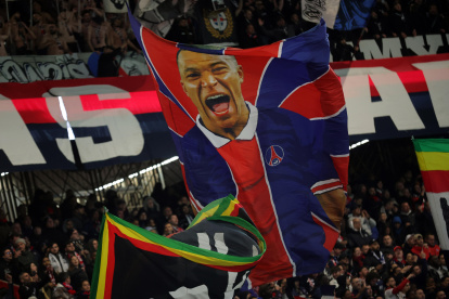 Paris (France), 21/04/2024.- Supporter of Paris Saint Germain wave a flag depicting player Kylian Mbappe during the French Ligue 1 soccer match between Paris Saint-Germain (PSG) and Olympique Lyonnais in Paris, France, 21 April 2024. (Francia) EFE/EPA/Teresa Suarez