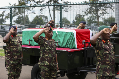 Personal militar de Kenia marchó en honor al jefe de sus Fuerzas Militares.