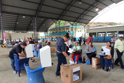 Ciudadanos ejercer su derecho al voto en la consulta popular de Ecuador