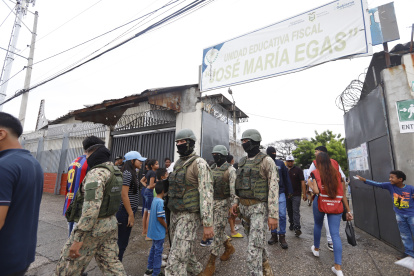 Resguardo. Efectivos de las Fuerzas Armadas custodiaron los recintos electorales en el sur de Guayaquil, una de las zonas con mayor índice de violencia.