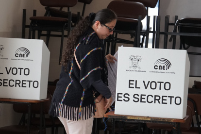 Actividad. En Quito, la jornada se desarrolló con normalidad y sin contratiempos. Entre 15 y 45 segundos se demoraban los ciudadanos en votar.