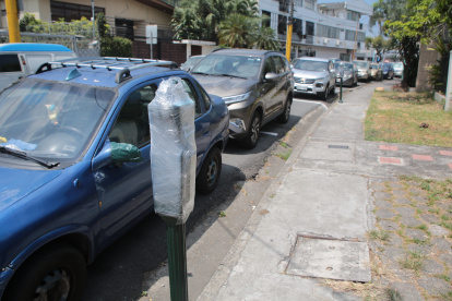 Objetos. Nueve parquímetros han sido instalados en un tramo de la calle Cedros.
