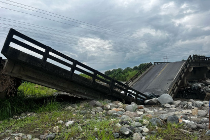 Cuatro personas resultaron heridas producto del colapso de un puente en el cantón La Troncal, en Cañar.