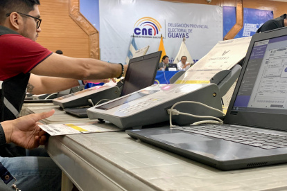 Desde el Centro de Procesamiento Electoral (CPE) se escanea las actas con los resultados del proceso de sufragio PPL y Voto En Casa.