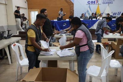 El escrutinio de las personas privadas de libertad y del programa voto en casa se dio esta tarde en CNE Guayas.