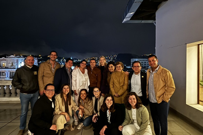 Noboa festejó los resultados de la consulta con ministros de su Gabinete, entre ellos, Michele Sensi Contugi (primero a la derecha).