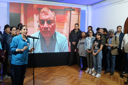 Correístas. En la rueda de prensa para cantar victoria, a Rafael Correa nomás le faltaba echarse a llorar.