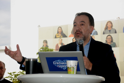 Pabel Muñoz durante uno de sus programas de Frecuencia Quiteña