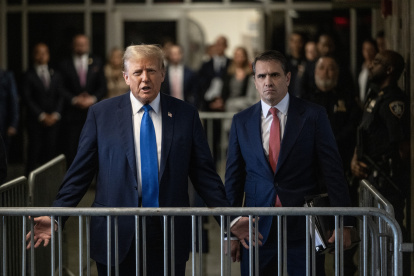 El expresidente de EE.UU. y posible candidato presidencial republicano, Donald Trump (i) y su abogado Todd Blanche en New York